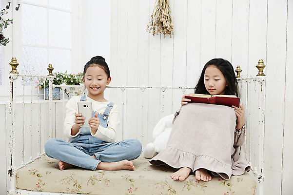 포토 JPG 전신 여자 어린이라이프 어린이 가족 실내 미소 들기 앉기 동양인 취미 두명 앞모습 책 스마트폰 소파 화목 다정 한국인 쌍둥이 읽기 자매 어린이만 소녀만 국내포토 라이프스타일 뷰포인트 컨셉 의자 관계 모션 표정 사람 인종 내부 핸드폰 스마트기기 여자만 파일형식