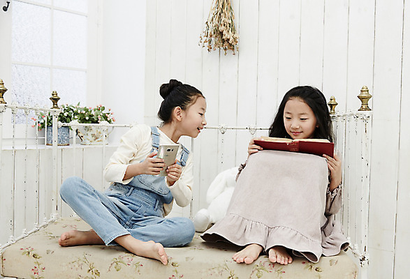 포토 JPG 여자 어린이라이프 어린이 가족 실내 미소 들기 앉기 동양인 취미 두명 앞모습 책 스마트폰 소파 화목 다정 한국인 쌍둥이 자매 어린이만 소녀만 국내포토 라이프스타일 뷰포인트 컨셉 의자 관계 모션 표정 사람 인종 내부 핸드폰 스마트기기 여자만 파일형식