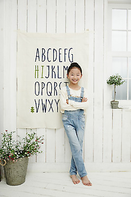 포토 JPG 전신 여자 어린이라이프 어린이 휴식 실내 한명 서기 미소 소녀 앞모습 팔짱 기댐 한국인 어린이만 소녀한명만 국내포토 1 라이프스타일 뷰포인트 컨셉 모션 표정 사람 동양인 내부 여자한명만 소녀만 파일형식