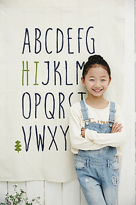 포토 JPG 여자 어린이라이프 어린이 휴식 실내 한명 서기 미소 앉기 소녀 상반신 앞모습 팔짱 기댐 한국인 어린이만 소녀한명만 국내포토 1 라이프스타일 뷰포인트 컨셉 모션 표정 사람 동양인 내부 여자한명만 소녀만 파일형식