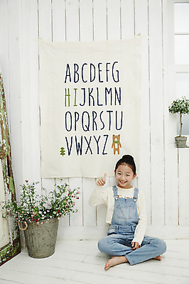 포토 JPG 전신 여자 어린이라이프 어린이 휴식 실내 한명 미소 앉기 소녀 앞모습 기댐 한국인 최고 어린이만 소녀한명만 국내포토 1 라이프스타일 뷰포인트 컨셉 모션 표정 사람 동양인 내부 여자한명만 소녀만 파일형식