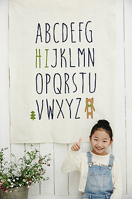 포토 JPG 여자 어린이라이프 어린이 휴식 실내 한명 미소 앉기 소녀 상반신 앞모습 기댐 한국인 최고 어린이만 소녀한명만 국내포토 1 라이프스타일 뷰포인트 컨셉 모션 표정 사람 동양인 내부 여자한명만 소녀만 파일형식