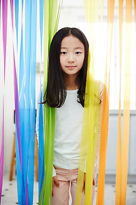 포토 JPG 여자 어린이라이프 어린이 놀이 실내 한명 서기 미소 소녀 상반신 앞모습 컬러풀 한국인 즐거움 어린이만 소녀한명만 국내포토 1 라이프스타일 감정 뷰포인트 컬러 모션 표정 사람 동양인 내부 여자한명만 소녀만 파일형식