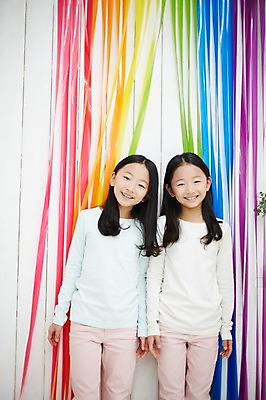 포토 JPG 여자 어린이라이프 어린이 가족 놀이 실내 서기 미소 동양인 상반신 두명 앞모습 컬러풀 화목 다정 한국인 쌍둥이 즐거움 자매 어린이만 소녀만 국내포토 라이프스타일 감정 뷰포인트 컬러 컨셉 관계 모션 표정 사람 인종 내부 여자만 파일형식
