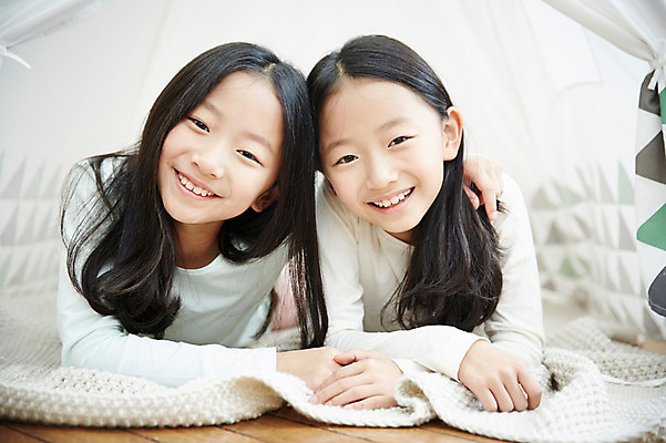 포토 JPG 여자 어린이라이프 어린이 엎드리기 가족 놀이 실내 텐트 미소 동양인 상반신 두명 앞모습 화목 다정 한국인 쌍둥이 즐거움 자매 어린이만 소녀만 머리맞대기 국내포토 라이프스타일 감정 뷰포인트 컨셉 관계 모션 표정 캠핑도구 사람 인종 내부 여자만 파일형식