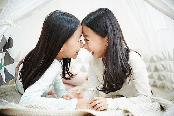 포토 JPG 여자 어린이라이프 어린이 엎드리기 가족 놀이 실내 텐트 미소 동양인 상반신 두명 옆모습 마주보기 화목 다정 한국인 쌍둥이 즐거움 자매 이마맞대기 어린이만 소녀만 국내포토 라이프스타일 감정 뷰포인트 컨셉 관계 모션 표정 캠핑도구 사람 인종 내부 여자만 얼굴맞대기 파일형식