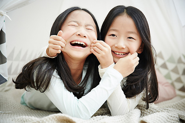 포토 JPG 여자 어린이라이프 어린이 엎드리기 장난 가족 놀이 실내 텐트 동양인 상반신 두명 앞모습 한국인 쌍둥이 즐거움 자매 꼬집기 어린이만 소녀만 국내포토 라이프스타일 감정 뷰포인트 관계 모션 캠핑도구 사람 인종 내부 여자만 파일형식