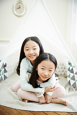 포토 JPG 전신 여자 어린이라이프 어린이 장난 가족 놀이 실내 텐트 미소 앉기 동양인 두명 앞모습 화목 다정 한국인 쌍둥이 즐거움 자매 어린이만 소녀만 국내포토 라이프스타일 감정 뷰포인트 컨셉 관계 모션 표정 캠핑도구 사람 인종 내부 여자만 파일형식