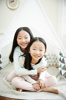 포토 JPG 전신 여자 어린이라이프 어린이 장난 가족 안기 놀이 실내 텐트 미소 앉기 동양인 두명 앞모습 화목 다정 한국인 쌍둥이 즐거움 자매 어린이만 소녀만 국내포토 라이프스타일 감정 뷰포인트 컨셉 관계 모션 표정 캠핑도구 사람 인종 내부 여자만 파일형식