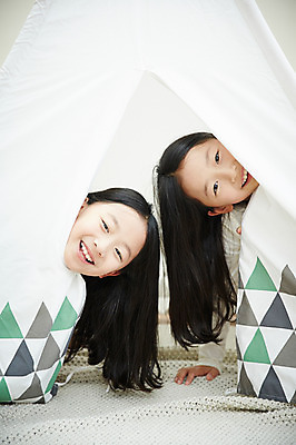 포토 JPG 여자 어린이라이프 어린이 장난 가족 놀이 실내 텐트 미소 동양인 상반신 두명 앞모습 화목 다정 한국인 쌍둥이 즐거움 자매 어린이만 소녀만 국내포토 라이프스타일 감정 뷰포인트 컨셉 관계 표정 캠핑도구 사람 인종 내부 여자만 파일형식