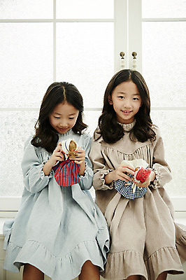 포토 JPG 여자 어린이라이프 어린이 인형 가족 놀이 실내 들기 앉기 동양인 상반신 두명 앞모습 화목 다정 한국인 쌍둥이 창가 즐거움 자매 어린이만 소녀만 국내포토 라이프스타일 감정 뷰포인트 컨셉 창문 관계 모션 사람 인종 내부 여자만 파일형식