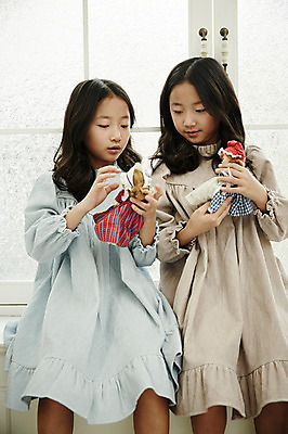 포토 JPG 여자 어린이라이프 어린이 인형 가족 놀이 실내 들기 앉기 동양인 상반신 두명 앞모습 화목 다정 한국인 쌍둥이 창가 즐거움 자매 어린이만 소녀만 국내포토 라이프스타일 감정 뷰포인트 컨셉 창문 관계 모션 사람 인종 내부 여자만 파일형식