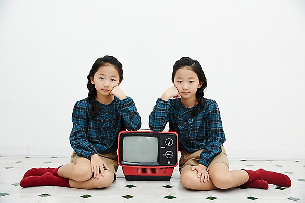 포토 JPG 전신 여자 어린이라이프 어린이 가족 놀이 실내 앉기 동양인 두명 앞모습 텔레비전 턱괴기 화목 다정 한국인 쌍둥이 자매 어린이만 소녀만 국내포토 라이프스타일 뷰포인트 컨셉 관계 모션 사람 인종 내부 전자제품 여자만 파일형식