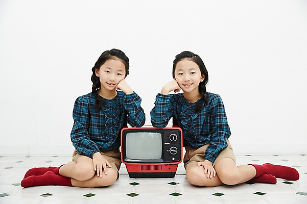 포토 JPG 전신 여자 어린이라이프 어린이 가족 놀이 실내 앉기 동양인 두명 앞모습 텔레비전 턱괴기 화목 다정 한국인 쌍둥이 자매 어린이만 소녀만 국내포토 라이프스타일 뷰포인트 컨셉 관계 모션 사람 인종 내부 전자제품 여자만 파일형식