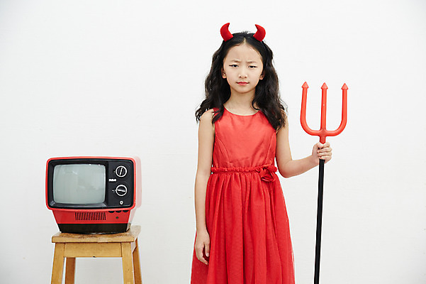 포토 JPG 여자 어린이라이프 어린이 놀이 실내 한명 서기 소녀 상반신 앞모습 텔레비전 한국인 분노 찡그림 악마 삼지창 어린이만 소녀한명만 국내포토 1 라이프스타일 감정 창 뷰포인트 모션 표정 사람 동양인 내부 전자제품 여자한명만 소녀만 파일형식