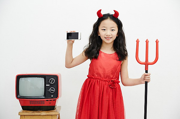 포토 JPG 여자 어린이라이프 어린이 놀이 실내 한명 서기 들기 소녀 상반신 앞모습 스마트폰 텔레비전 한국인 악마 즐거움 삼지창 어린이만 소녀한명만 국내포토 1 라이프스타일 감정 창 뷰포인트 모션 사람 동양인 내부 전자제품 핸드폰 스마트기기 여자한명만 소녀만 파일형식