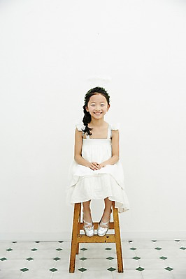 포토 JPG 전신 여자 어린이라이프 어린이 의자 놀이 천사 실내 한명 미소 앉기 소녀 앞모습 한국인 어린이만 소녀한명만 국내포토 1 라이프스타일 뷰포인트 가구 모션 표정 사람 동양인 내부 여자한명만 소녀만 파일형식