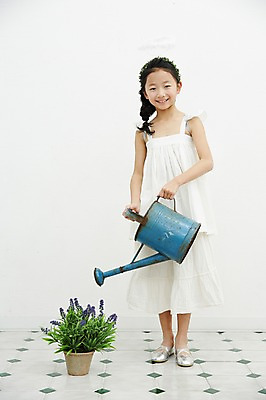 포토 JPG 전신 여자 어린이라이프 화분 어린이 놀이 천사 실내 한명 서기 미소 들기 소녀 앞모습 물뿌리개 한국인 어린이만 소녀한명만 국내포토 1 라이프스타일 뷰포인트 모션 표정 사람 동양인 내부 여자한명만 소녀만 파일형식