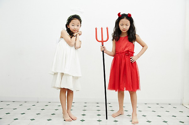 포토 JPG 전신 여자 어린이라이프 어린이 가족 놀이 천사 실내 서기 들기 동양인 두명 앞모습 한국인 비교 악마 쌍둥이 자매 삼지창 어린이만 소녀만 국내포토 라이프스타일 창 뷰포인트 컨셉 관계 모션 사람 인종 내부 여자만 파일형식