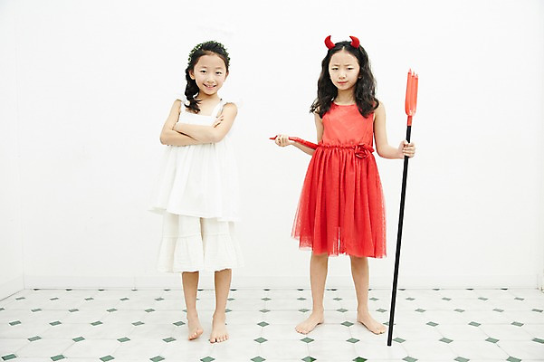 포토 JPG 전신 여자 어린이라이프 어린이 가족 놀이 천사 실내 서기 들기 동양인 두명 앞모습 한국인 비교 악마 쌍둥이 자매 삼지창 어린이만 소녀만 국내포토 라이프스타일 창 뷰포인트 컨셉 관계 모션 사람 인종 내부 여자만 파일형식