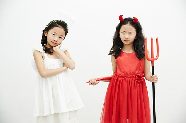 포토 JPG 여자 어린이라이프 어린이 가족 놀이 천사 실내 서기 들기 동양인 상반신 두명 앞모습 한국인 비교 악마 쌍둥이 자매 삼지창 어린이만 소녀만 국내포토 라이프스타일 창 뷰포인트 컨셉 관계 모션 사람 인종 내부 여자만 파일형식