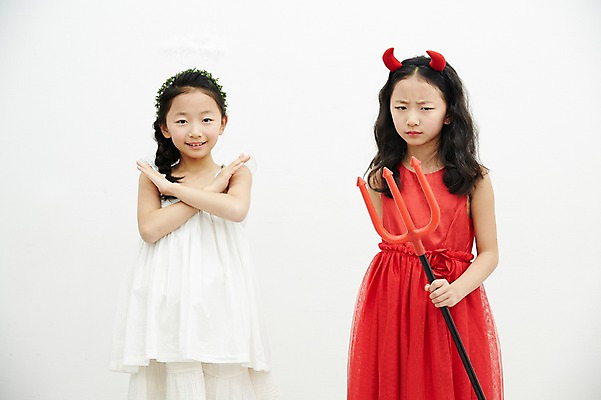 포토 JPG 여자 어린이라이프 어린이 가족 놀이 천사 실내 서기 들기 동양인 상반신 두명 앞모습 한국인 금지 비교 X 악마 쌍둥이 아니오 자매 삼지창 어린이만 소녀만 국내포토 라이프스타일 알파벳 창 뷰포인트 컨셉 관계 모션 사람 인종 내부 여자만 파일형식