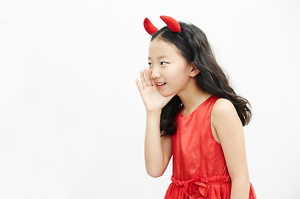 포토 JPG 여자 어린이라이프 어린이 놀이 뿔 실내 한명 서기 손짓 소녀 상반신 옆모습 한국인 악마 유혹 귓속말 어린이만 소녀한명만 국내포토 1 라이프스타일 뷰포인트 컨셉 모션 사람 동양인 내부 여자한명만 소녀만 파일형식