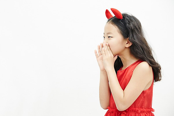 포토 JPG 여자 어린이라이프 어린이 놀이 뿔 실내 한명 서기 손짓 소녀 상반신 옆모습 한국인 악마 유혹 귓속말 어린이만 소녀한명만 국내포토 1 라이프스타일 뷰포인트 컨셉 모션 사람 동양인 내부 여자한명만 소녀만 파일형식