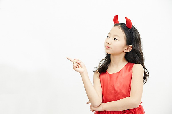 포토 JPG 여자 어린이라이프 어린이 놀이 뿔 실내 한명 서기 손짓 소녀 상반신 앞모습 한국인 악마 유혹 어린이만 소녀한명만 국내포토 1 라이프스타일 뷰포인트 컨셉 모션 사람 동양인 내부 여자한명만 소녀만 파일형식