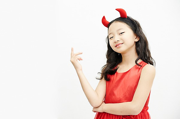 포토 JPG 여자 어린이라이프 어린이 놀이 뿔 실내 한명 서기 미소 손짓 소녀 상반신 앞모습 한국인 악마 유혹 어린이만 소녀한명만 국내포토 1 라이프스타일 뷰포인트 컨셉 모션 표정 사람 동양인 내부 여자한명만 소녀만 파일형식