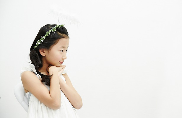 포토 JPG 여자 어린이라이프 어린이 놀이 천사 실내 한명 서기 소녀 상반신 옆모습 한국인 손모으기 어린이만 소녀한명만 국내포토 1 라이프스타일 뷰포인트 모션 사람 동양인 손짓 내부 여자한명만 소녀만 파일형식