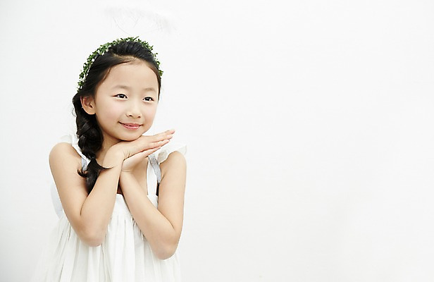 포토 JPG 여자 어린이라이프 어린이 놀이 천사 실내 한명 서기 미소 소녀 상반신 앞모습 한국인 손모으기 어린이만 소녀한명만 국내포토 1 라이프스타일 뷰포인트 모션 표정 사람 동양인 손짓 내부 여자한명만 소녀만 파일형식