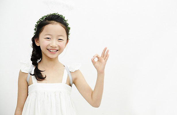 포토 JPG 여자 어린이라이프 어린이 놀이 천사 실내 한명 서기 미소 소녀 상반신 앞모습 한국인 OK 어린이만 소녀한명만 국내포토 1 라이프스타일 뷰포인트 모션 표정 사람 동양인 손짓 내부 여자한명만 소녀만 파일형식