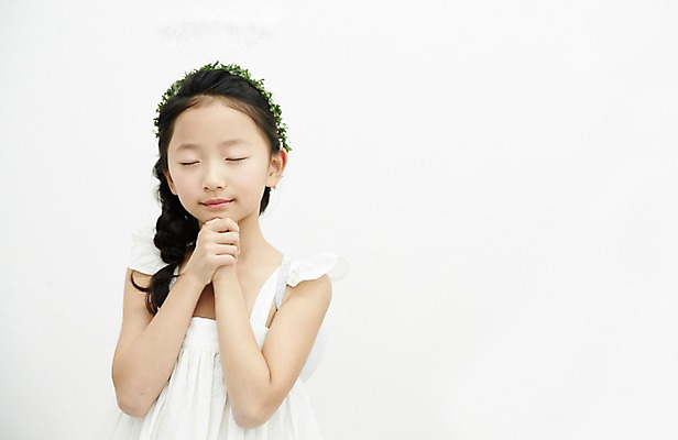 포토 JPG 여자 어린이라이프 어린이 놀이 천사 실내 한명 서기 소녀 상반신 앞모습 눈감음 한국인 기도 손모으기 어린이만 소녀한명만 국내포토 1 라이프스타일 뷰포인트 모션 사람 동양인 손짓 내부 여자한명만 소녀만 파일형식