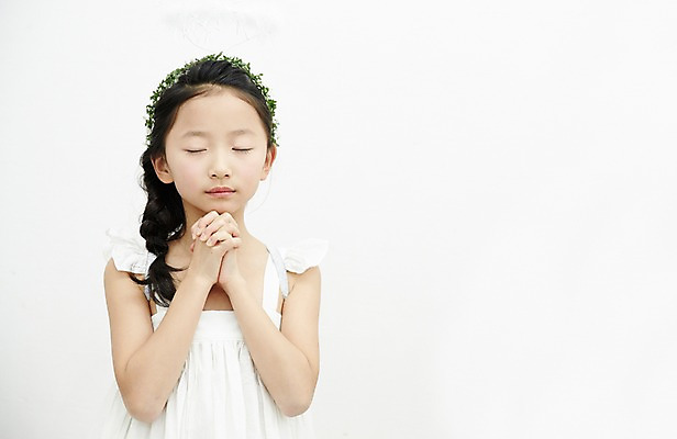 포토 JPG 여자 어린이라이프 어린이 놀이 천사 실내 한명 서기 소녀 상반신 앞모습 눈감음 한국인 기도 손모으기 어린이만 소녀한명만 국내포토 1 라이프스타일 뷰포인트 모션 사람 동양인 손짓 내부 여자한명만 소녀만 파일형식