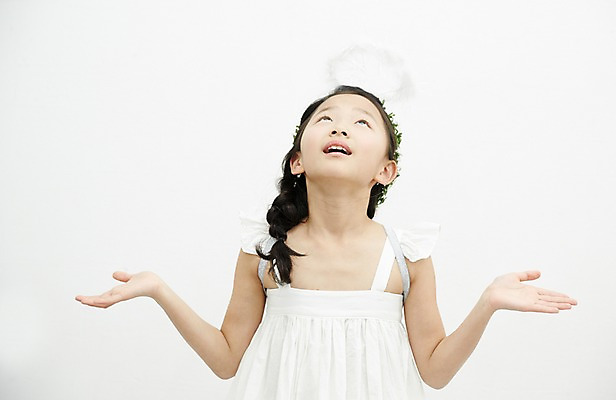 포토 JPG 여자 어린이라이프 어린이 놀이 천사 실내 한명 서기 손짓 소녀 상반신 앞모습 한국인 올려보기 어린이만 소녀한명만 국내포토 1 라이프스타일 뷰포인트 모션 사람 동양인 내부 여자한명만 소녀만 파일형식