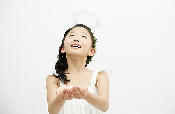 포토 JPG 여자 어린이라이프 어린이 놀이 천사 실내 한명 서기 손짓 소녀 상반신 앞모습 한국인 올려보기 어린이만 소녀한명만 국내포토 1 라이프스타일 뷰포인트 모션 사람 동양인 내부 여자한명만 소녀만 파일형식