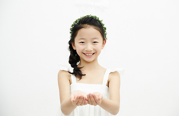 포토 JPG 여자 어린이라이프 어린이 놀이 천사 실내 한명 서기 미소 손짓 소녀 상반신 앞모습 한국인 어린이만 소녀한명만 국내포토 1 라이프스타일 뷰포인트 모션 표정 사람 동양인 내부 여자한명만 소녀만 파일형식