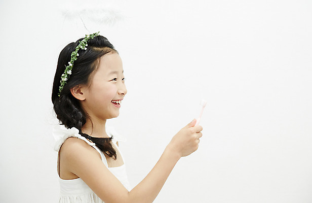 포토 JPG 여자 어린이라이프 어린이 놀이 천사 실내 한명 서기 미소 소녀 상반신 옆모습 한국인 어린이만 소녀한명만 국내포토 1 라이프스타일 뷰포인트 모션 표정 사람 동양인 내부 여자한명만 소녀만 파일형식