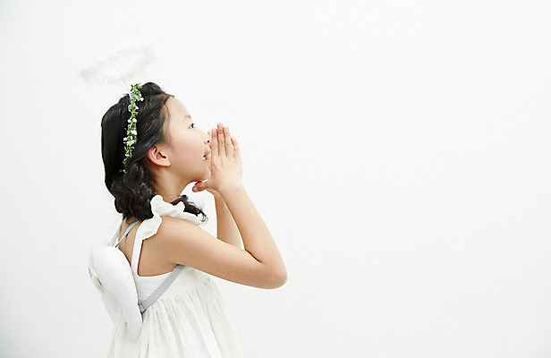 포토 JPG 여자 어린이라이프 어린이 놀이 천사 실내 한명 서기 손짓 소녀 상반신 옆모습 외침 한국인 어린이만 소녀한명만 국내포토 1 라이프스타일 뷰포인트 모션 사람 동양인 내부 소리 여자한명만 소녀만 파일형식