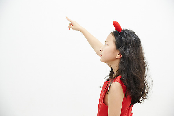 포토 JPG 여자 어린이라이프 어린이 놀이 뿔 실내 한명 서기 손짓 소녀 상반신 옆모습 한국인 분노 가리킴 찡그림 악마 어린이만 소녀한명만 국내포토 1 라이프스타일 감정 뷰포인트 모션 표정 사람 동양인 내부 여자한명만 소녀만 파일형식