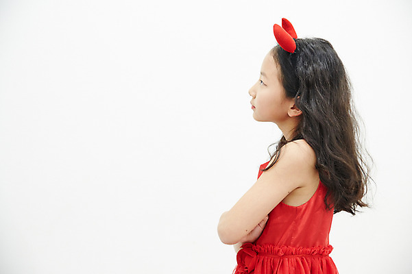 포토 JPG 응시 여자 어린이라이프 어린이 생각 놀이 뿔 실내 한명 서기 소녀 상반신 옆모습 팔짱 한국인 악마 어린이만 소녀한명만 국내포토 1 라이프스타일 시선 뷰포인트 모션 사람 동양인 내부 여자한명만 소녀만 파일형식
