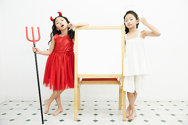 포토 JPG 전신 여자 어린이라이프 어린이 가족 놀이 천사 실내 서기 동양인 두명 앞모습 한국인 악마 쌍둥이 자매 화이트보드 삼지창 어린이만 소녀만 국내포토 라이프스타일 창 뷰포인트 관계 모션 사람 인종 내부 여자만 파일형식