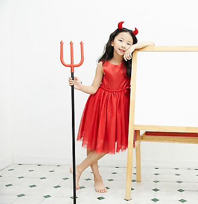 포토 JPG 전신 여자 어린이라이프 어린이 놀이 뿔 실내 한명 서기 소녀 앞모습 한국인 악마 화이트보드 삼지창 어린이만 소녀한명만 국내포토 1 라이프스타일 창 뷰포인트 모션 사람 동양인 내부 여자한명만 소녀만 파일형식