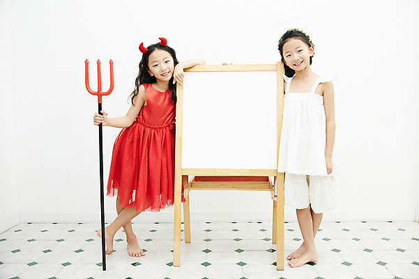 포토 JPG 전신 여자 어린이라이프 어린이 가족 놀이 천사 실내 서기 미소 동양인 두명 앞모습 화목 다정 한국인 악마 쌍둥이 자매 화이트보드 삼지창 어린이만 소녀만 국내포토 라이프스타일 창 뷰포인트 컨셉 관계 모션 표정 사람 인종 내부 여자만 파일형식