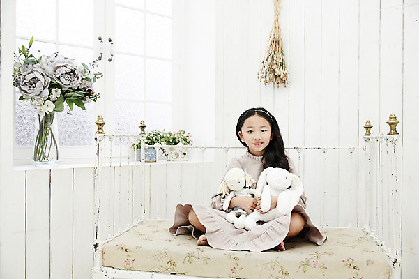 포토 JPG 여자 어린이라이프 어린이 인형 안기 놀이 실내 한명 미소 앉기 소녀 앞모습 소파 한국인 즐거움 어린이만 소녀한명만 국내포토 1 라이프스타일 감정 뷰포인트 의자 모션 표정 사람 동양인 내부 여자한명만 소녀만 파일형식