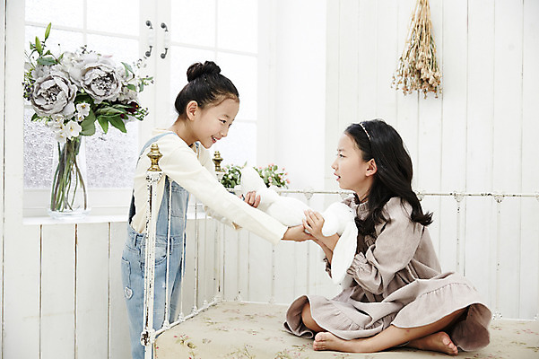 포토 JPG 전신 여자 어린이라이프 어린이 인형 장난 가족 안기 놀이 실내 서기 미소 앉기 동양인 상반신 두명 옆모습 한국인 쌍둥이 자매 어린이만 소녀만 국내포토 라이프스타일 뷰포인트 관계 모션 표정 사람 인종 내부 여자만 파일형식