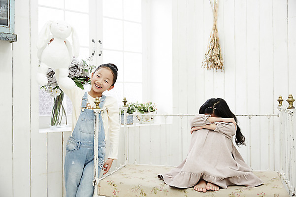 포토 JPG 여자 어린이라이프 어린이 인형 장난 가족 놀이 실내 서기 미소 들기 앉기 동양인 상반신 두명 앞모습 한국인 울음 쌍둥이 자매 어린이만 소녀만 국내포토 라이프스타일 뷰포인트 관계 모션 표정 사람 인종 내부 여자만 파일형식