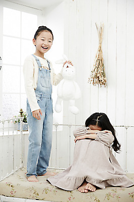 포토 JPG 전신 여자 어린이라이프 어린이 인형 장난 가족 놀이 실내 서기 미소 앉기 동양인 두명 앞모습 소파 한국인 울음 쌍둥이 자매 어린이만 소녀만 국내포토 라이프스타일 뷰포인트 의자 관계 모션 표정 사람 인종 내부 여자만 파일형식