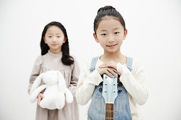 포토 JPG 여자 어린이라이프 어린이 인형 가족 놀이 실내 서기 미소 들기 동양인 상반신 두명 앞모습 아웃포커스 한국인 기타 쌍둥이 자매 어린이만 소녀만 국내포토 라이프스타일 뷰포인트 관계 모션 현악기 촬영기법 표정 사람 인종 내부 여자만 파일형식